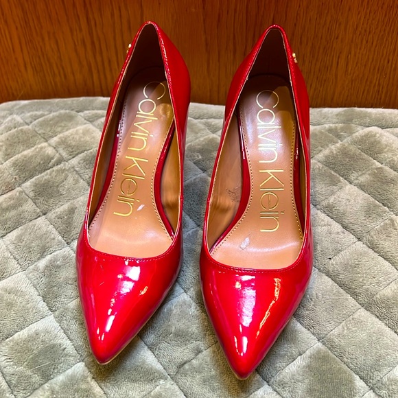 Calvin Klein Red Pointed High heels
Calvin kl Nilly size 7 - No. 7200102 - Picture 6 of 8